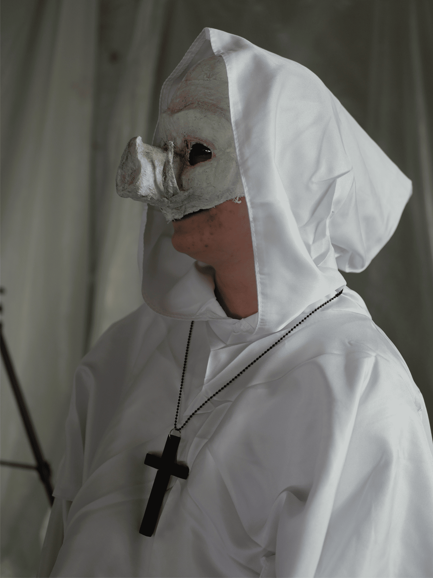 Un adepte de secte masqué